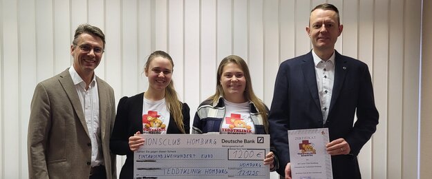 Gruppenfoto von der Spendenübergabe