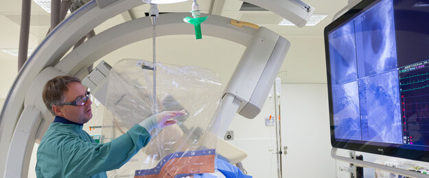 Prof. Scheller im Herzkatheterlabor des UKS