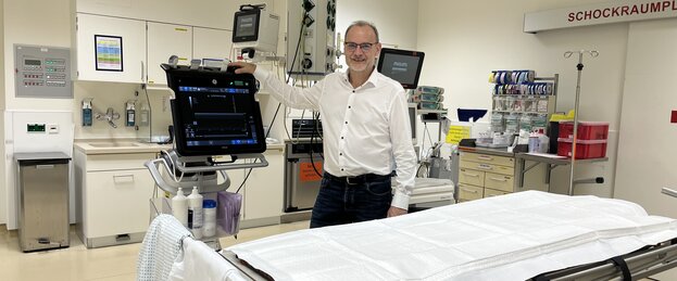 Professor Volk im Notfallraum